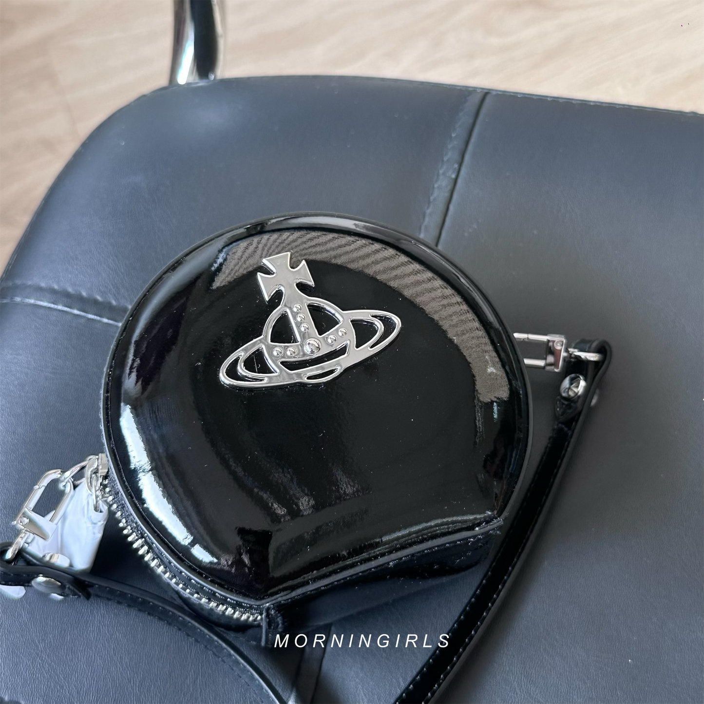 Vivienne Westwood Shiny Patent Mini Round Crossbody 黑色漆皮