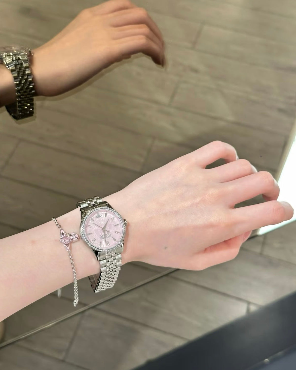 Vivienne Westwood Little Wallace Watch 32mm  [2026最新上架粉鑽浮雕]