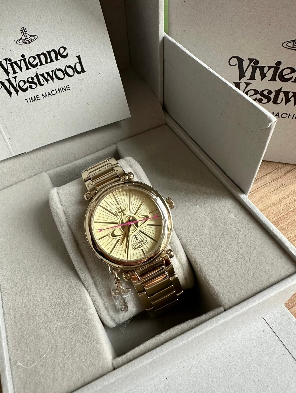Vivienne Westwood Mother Orb Watch 32mm [金色小吊墜]