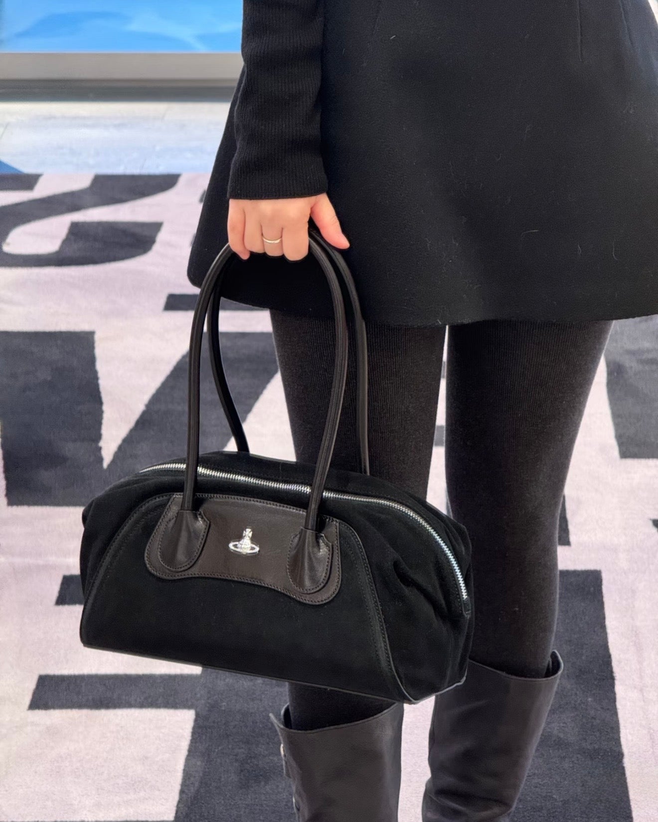 Vivienne Westwood Shirley Small Holdall Bag 最新上架法棍袋 [黑色猄皮限量現貨 年末大折扣中! 容量超大!]