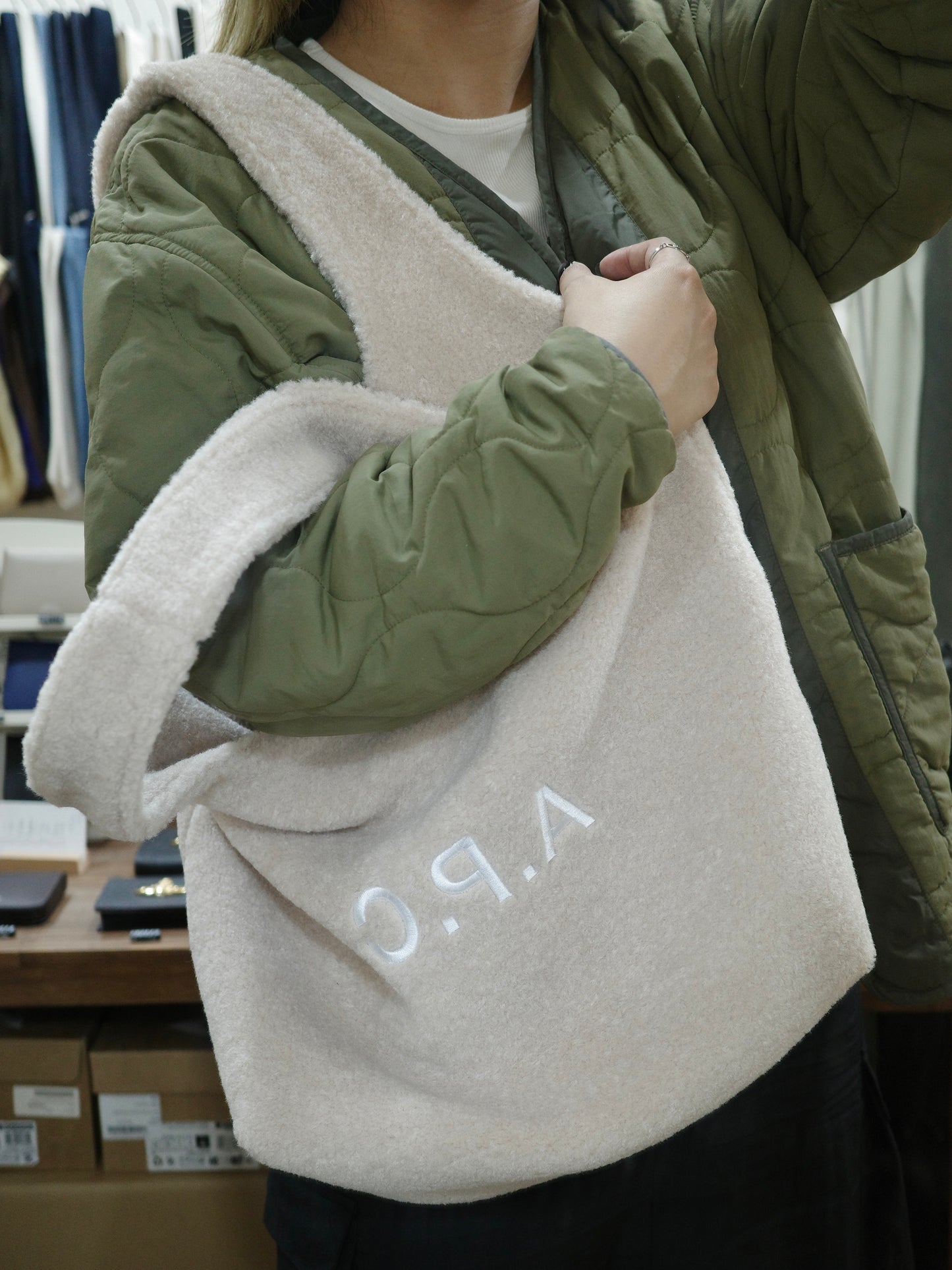 A.P.C. Ninon Tote Bag FLUFFY FUR［FW24最新秋冬毛毛袋!］