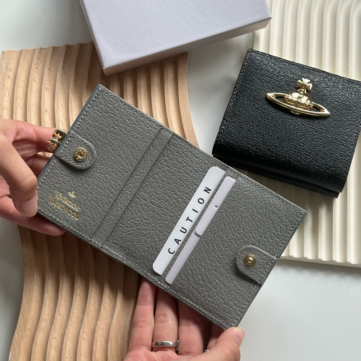 Vivienne Westwood 硬身荔枝皮正方形小銀包 [日本限定已停售絕版款]