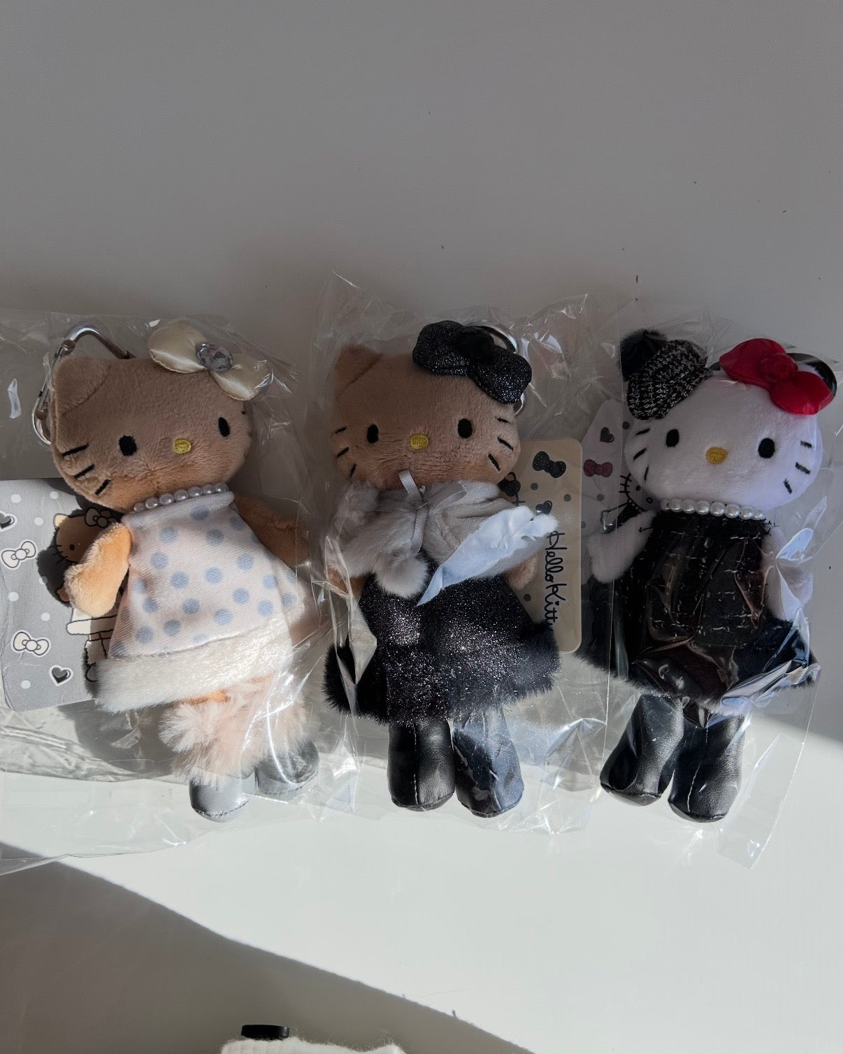 長腿 Hello Kitty 掛飾 𝜗𝜚 日本限定冬天系列 [限時大折扣$119 買2件再免運費 只限順豐站智能櫃]