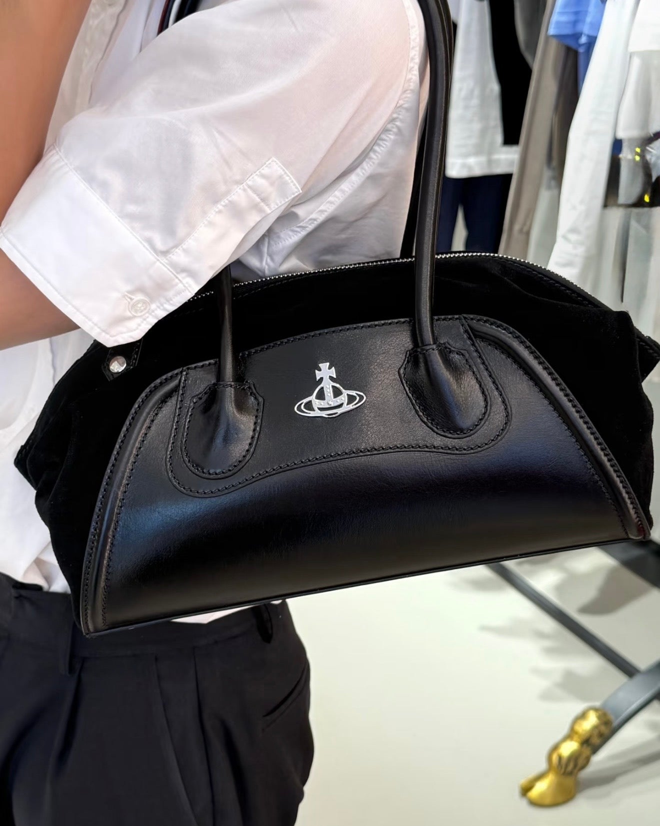 Vivienne Westwood Shirley Small Holdall Bag 最新上架法棍袋 [黑色猄皮限量現貨 年末大折扣中! 容量超大!]