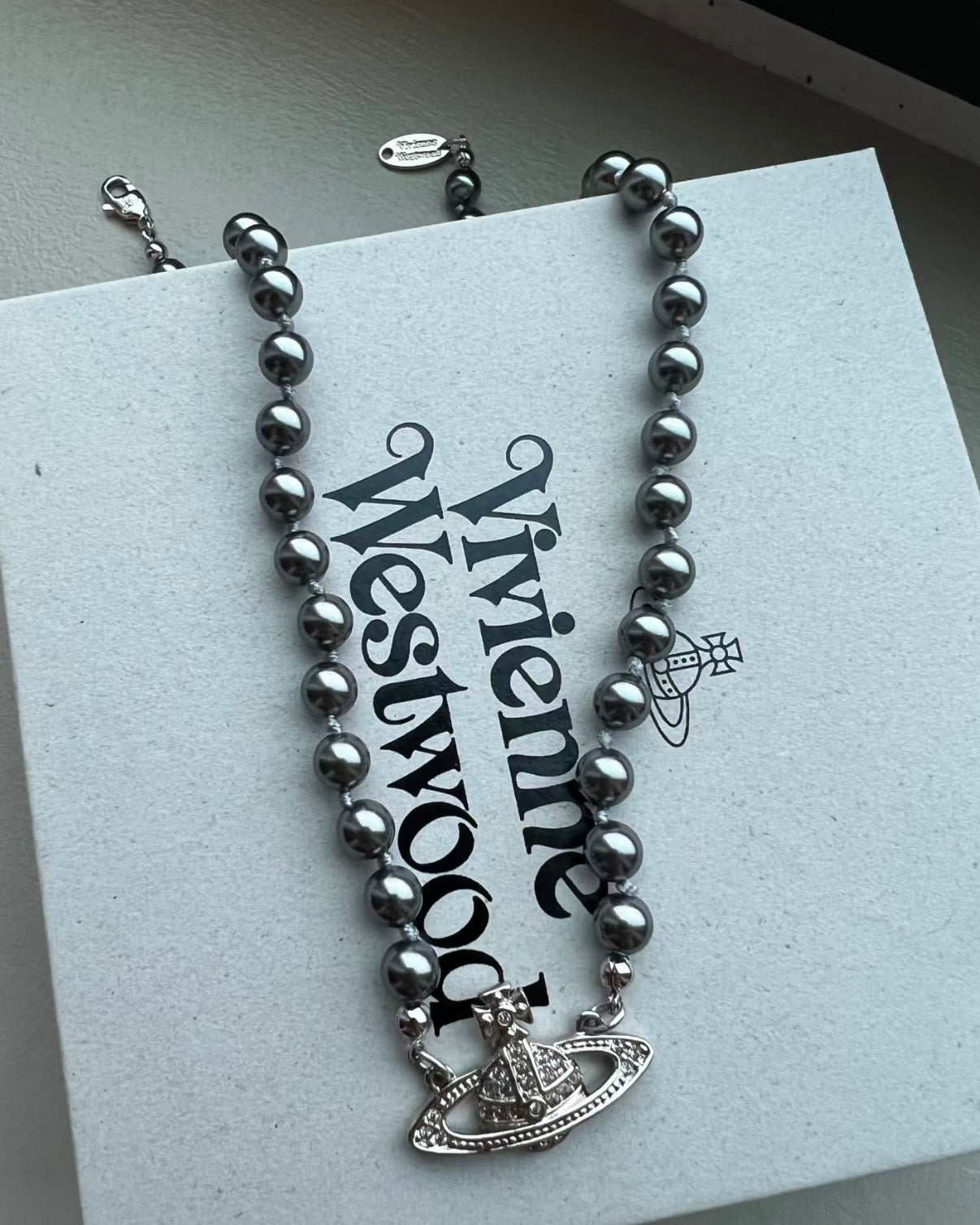 Vivienne Westwood Mini Bas Relief Pearl Choker ［2026最新NANA暗黑灰!]