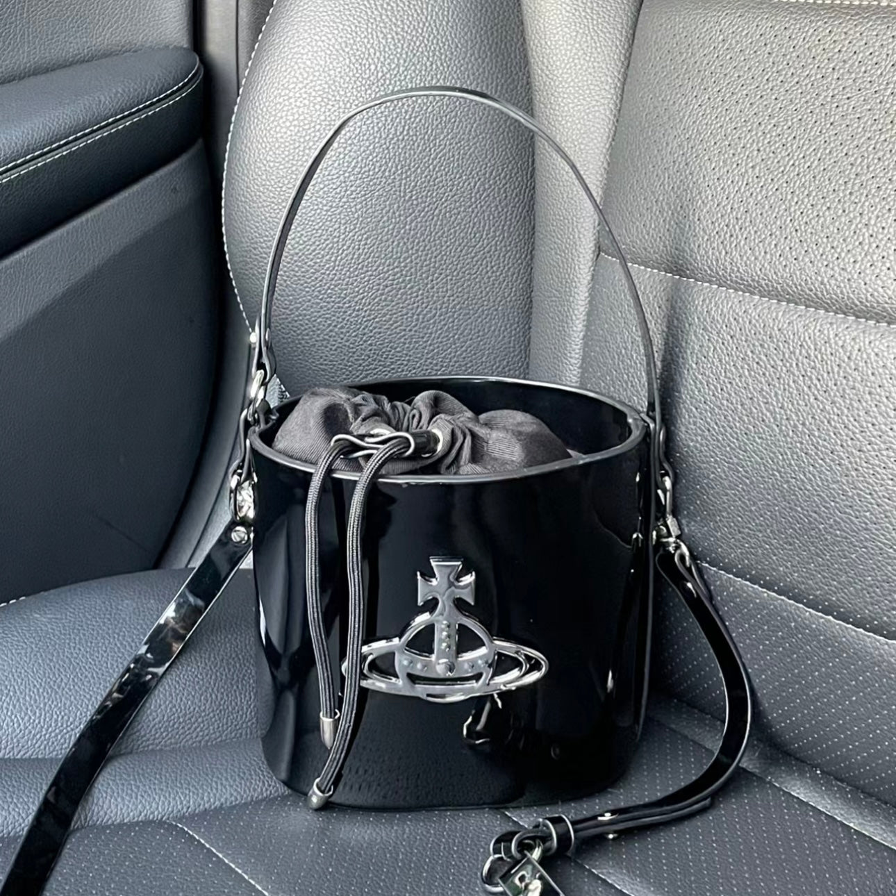 Vivienne Westwood Daisy Small Drawstring Bucket Bag 黑色漆皮