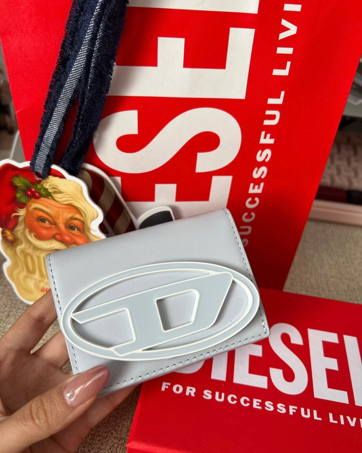 Diesel Trifold Wallet 三摺掌心小銀包 [小尺寸大LOGO! 多間隔零錢紙幣5卡位 最新牛仔藍優惠現貨中!]