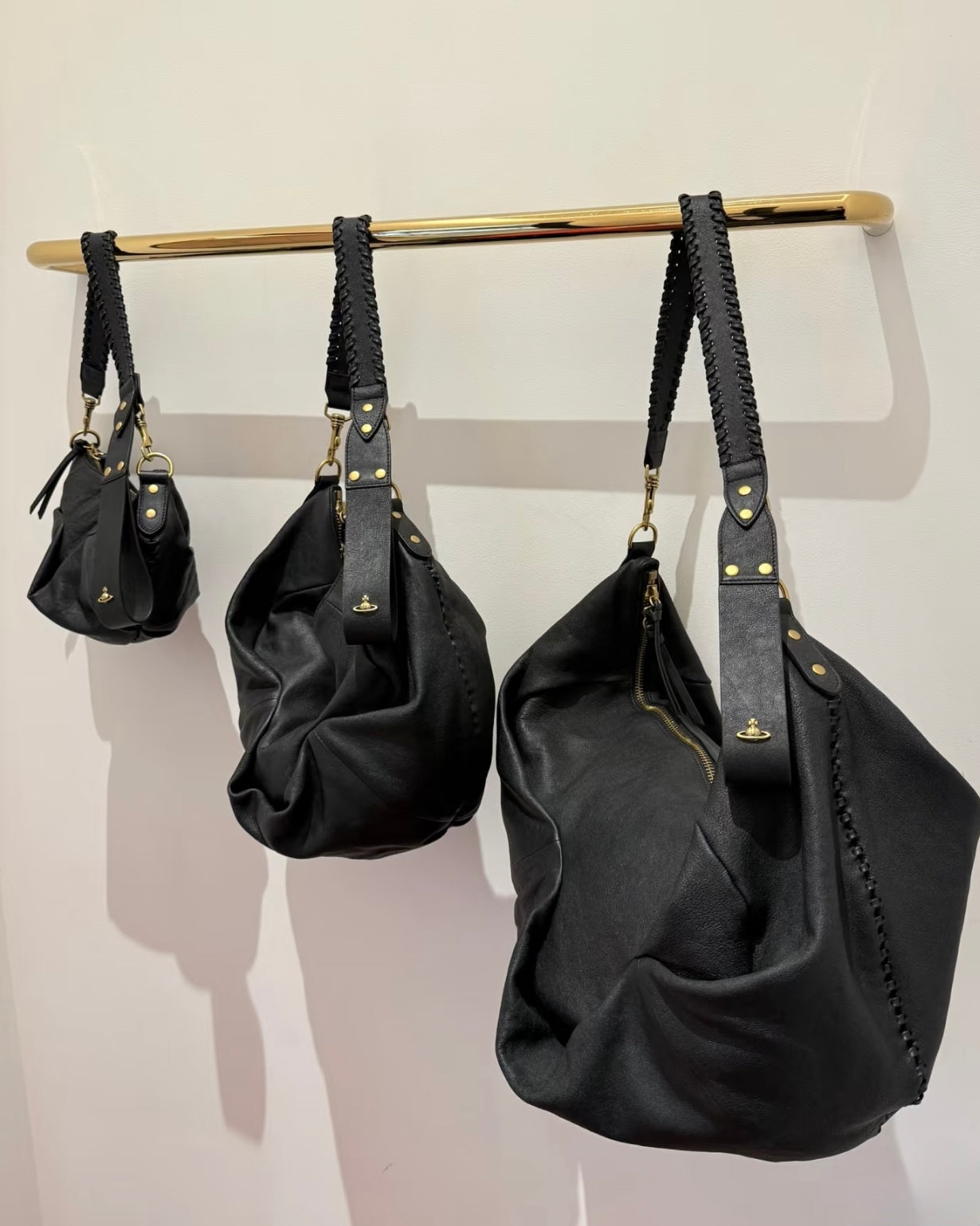 Vivienne Westwood Agnes Shoulder Bag 100%全牛皮超美牛角包［大推薦必入手Lemaire平替版 舊版金扣限時大折扣中!］