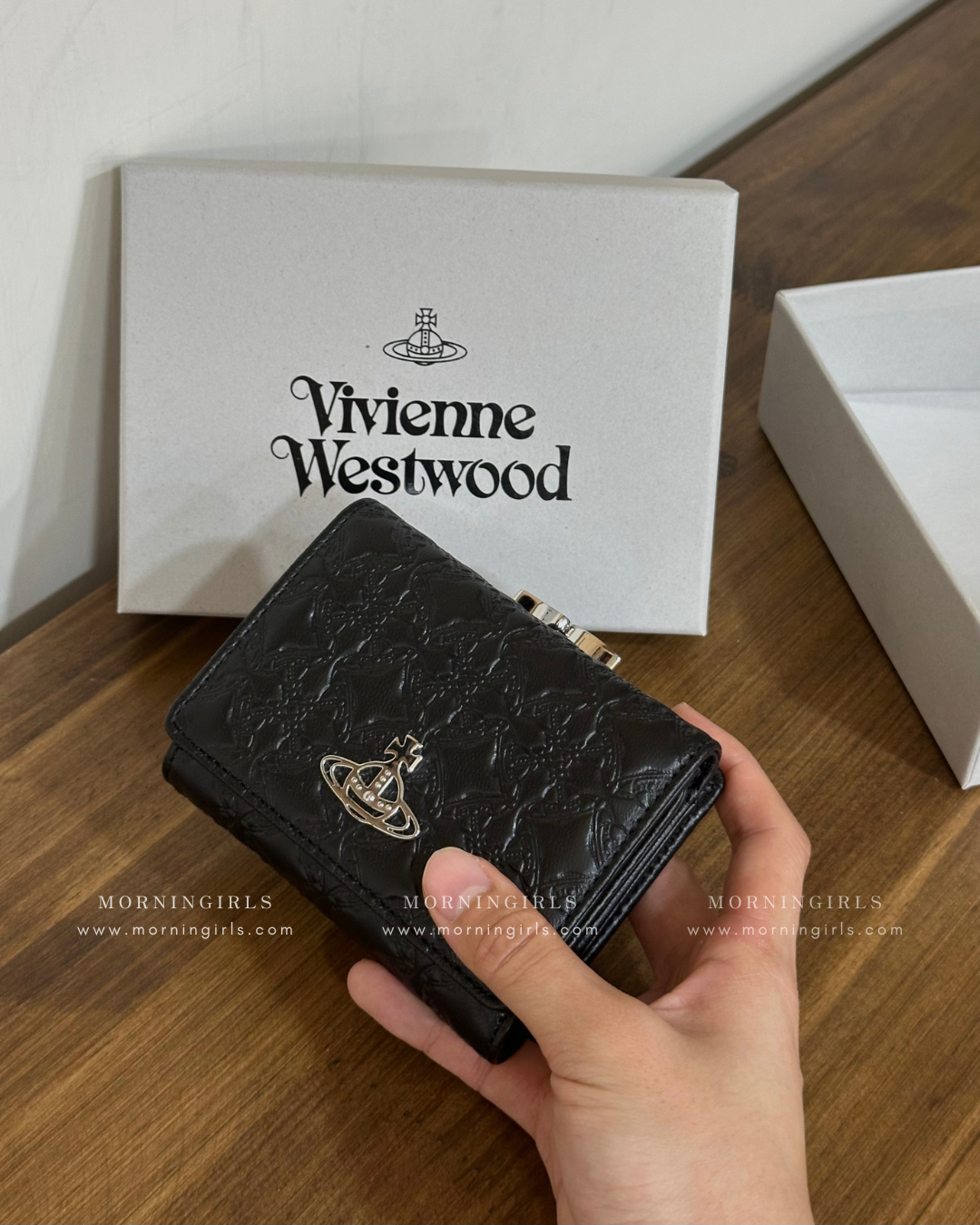 Vivienne Westwood Small Frame Wallet 超美復古星星壓紋 [三層連相位! 現貨回歸!]