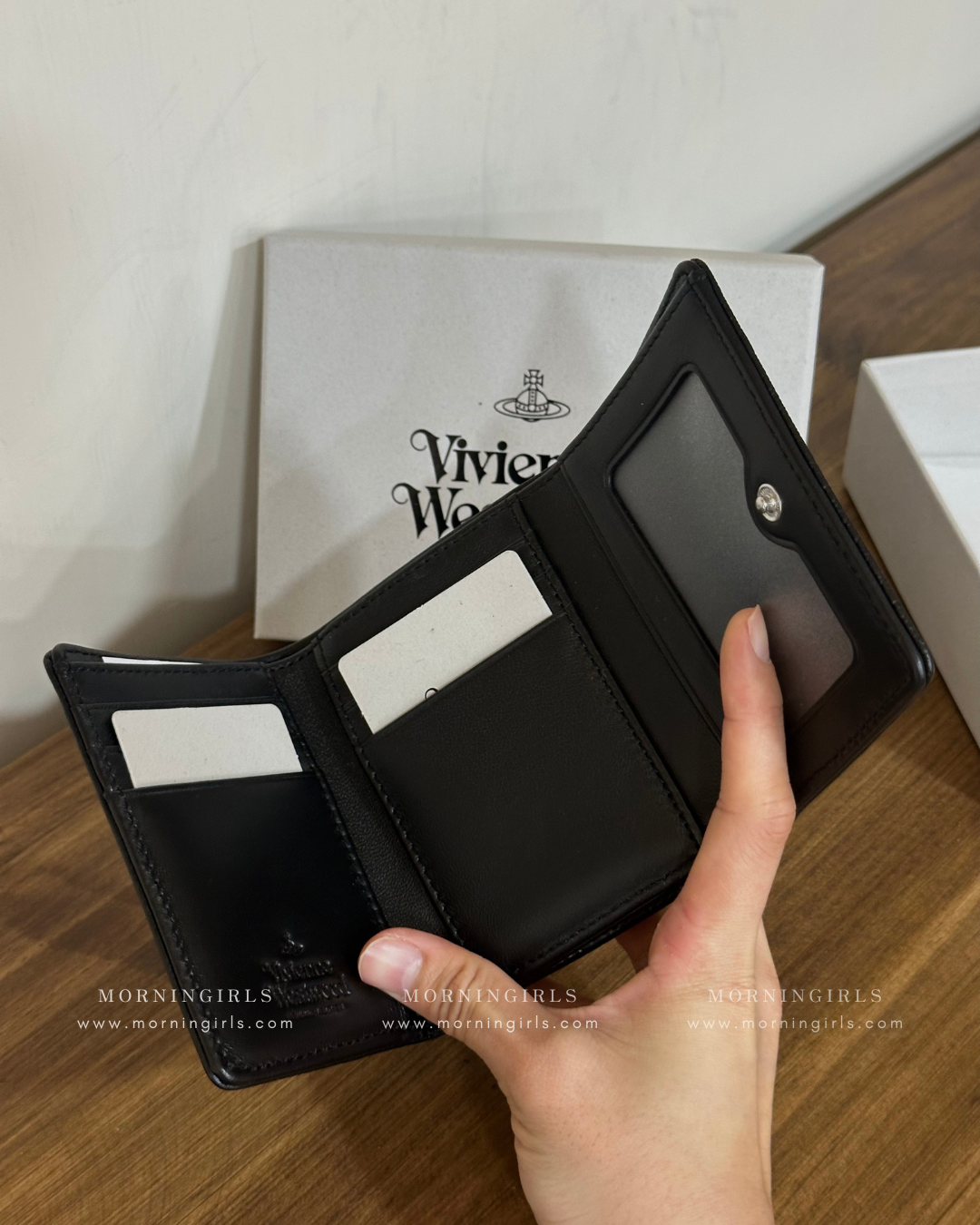 Vivienne Westwood Small Frame Wallet 超美復古星星壓紋 [三層連相位! 現貨回歸!]
