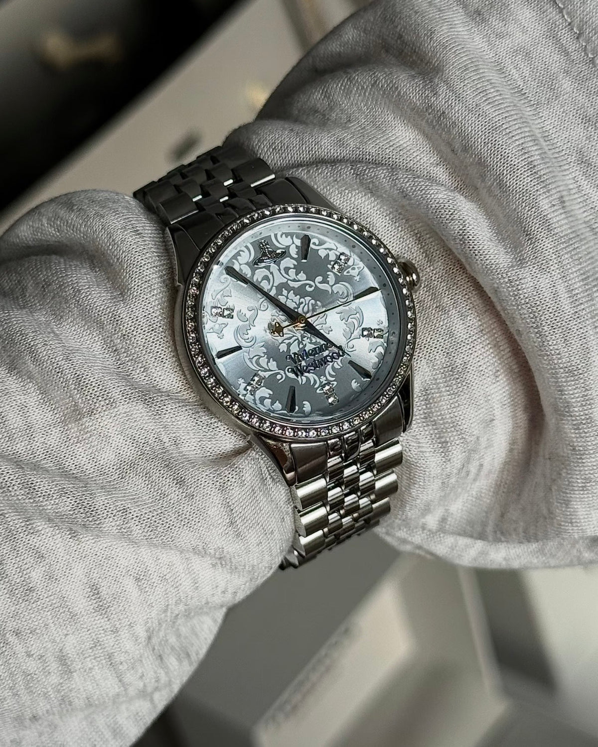 Vivienne Westwood Wallace Watch 32mm  [絕美霧灰藍浮雕限量現貨供應中 旺角門市可試帶]