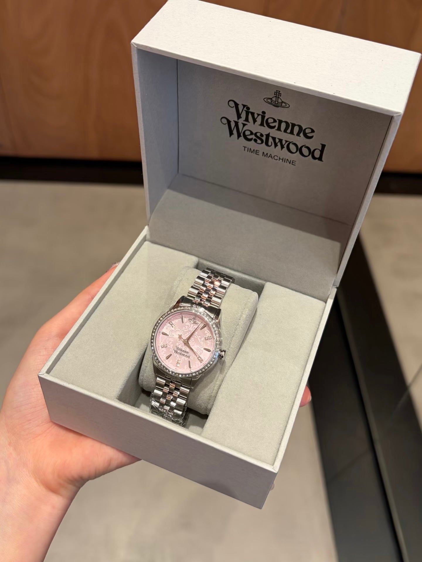 Vivienne Westwood Little Wallace Watch 32mm  [2026最新上架粉鑽浮雕 微量現貨中!]