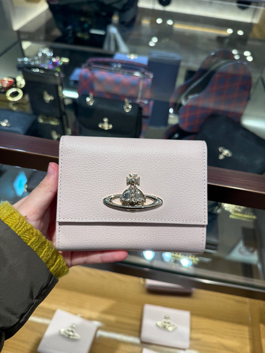 Vivienne Westwood 日本限定2025最新軟身荔枝皮 口金多層大銀包 [外置口金雙層coins bag+多卡位+雙層紙幣位] [專櫃已加價! 最後小量舊價現貨!]