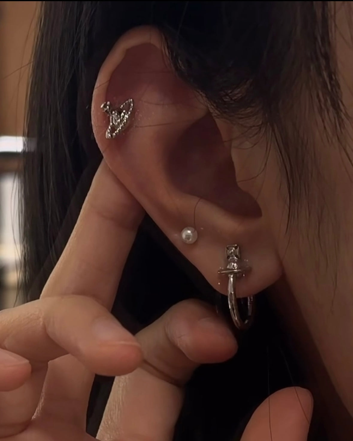 Vivienne Westwood Farah Mini Orb Earrings 浮雕款 [超熱賣銀色限時優惠減$100 全現貨發售中! 可放耳骨］