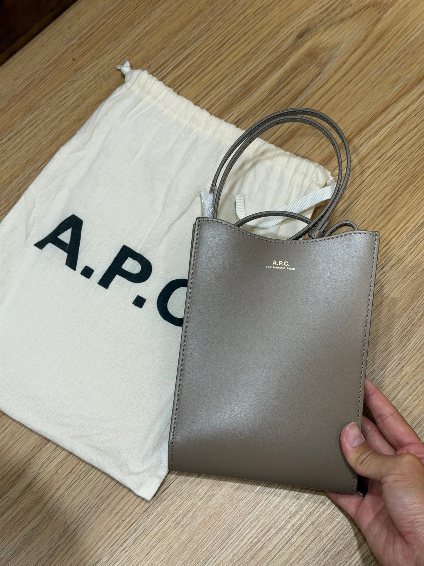 A.P.C. Jamie Neck Pouch 電話包