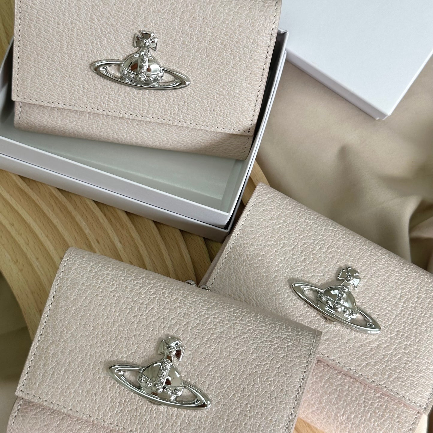 Vivienne Westwood 硬身荔枝皮 限定櫻花粉 [日本限定已停產兼絕版!]