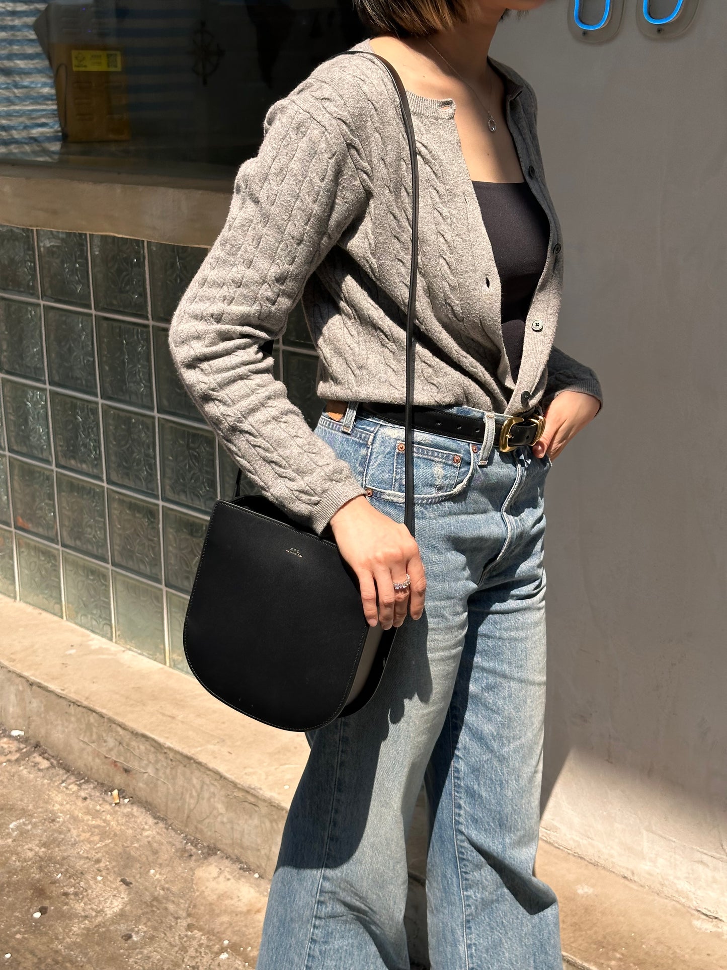 A.P.C. Geneve Shoulder Bag 黑色牛皮 磁石開合［最新上架! 限量現貨優惠中］