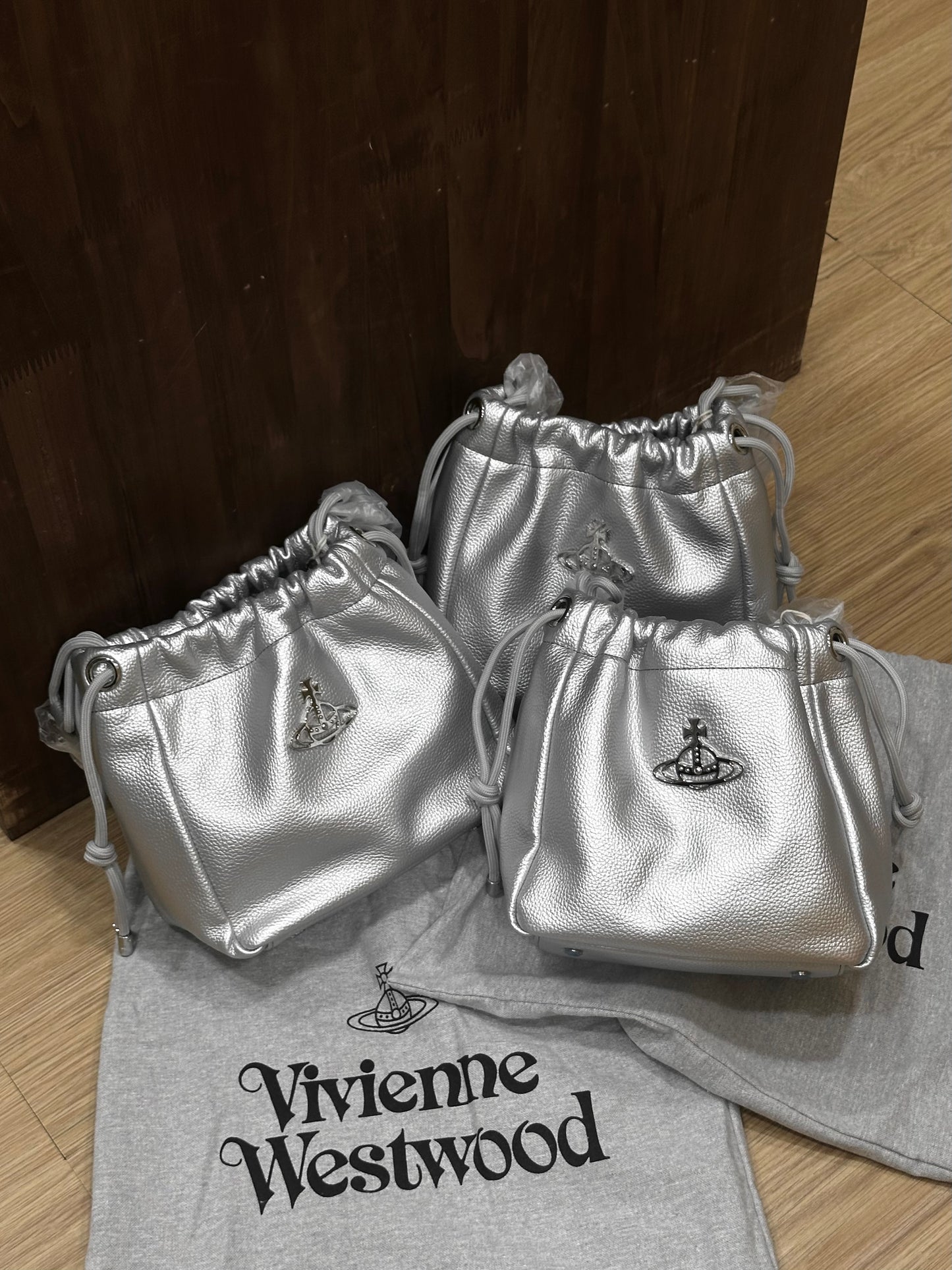 Vivienne Westwood Hilary Bucket Bag 專櫃限定閃銀色 Shining Silver [最新上架限量色!]