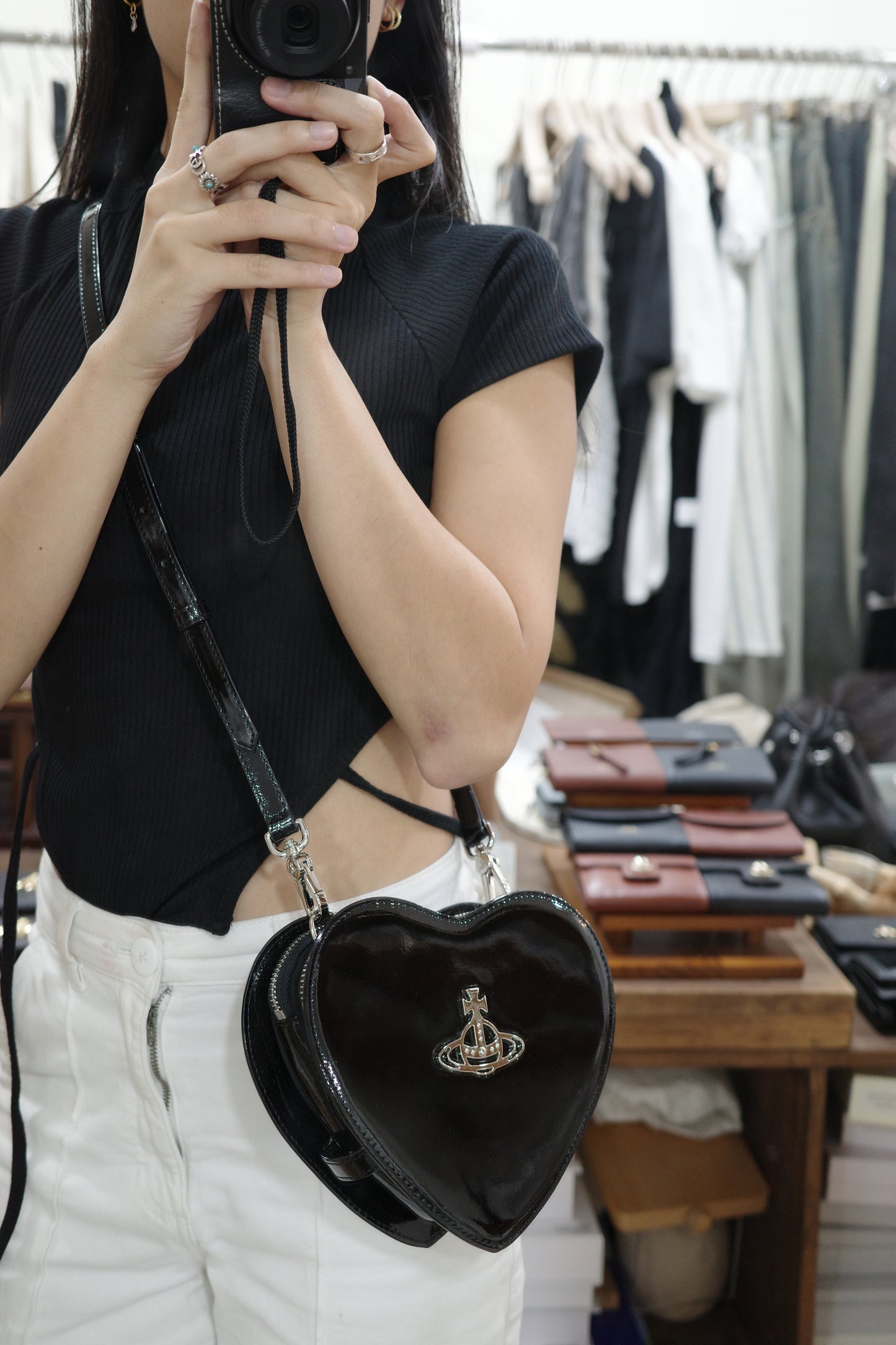 Vivienne Westwood Louise Vegan Leather Crossbody Bag 心心袋 漆皮黑［2025最新限量現貨大折扣中!］