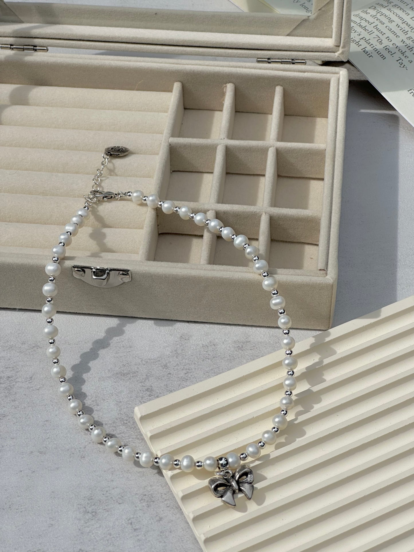 Otro Accesorio X Morningirls 首度聯乘自家製頸鏈 - Mini Bow Pearl Choker