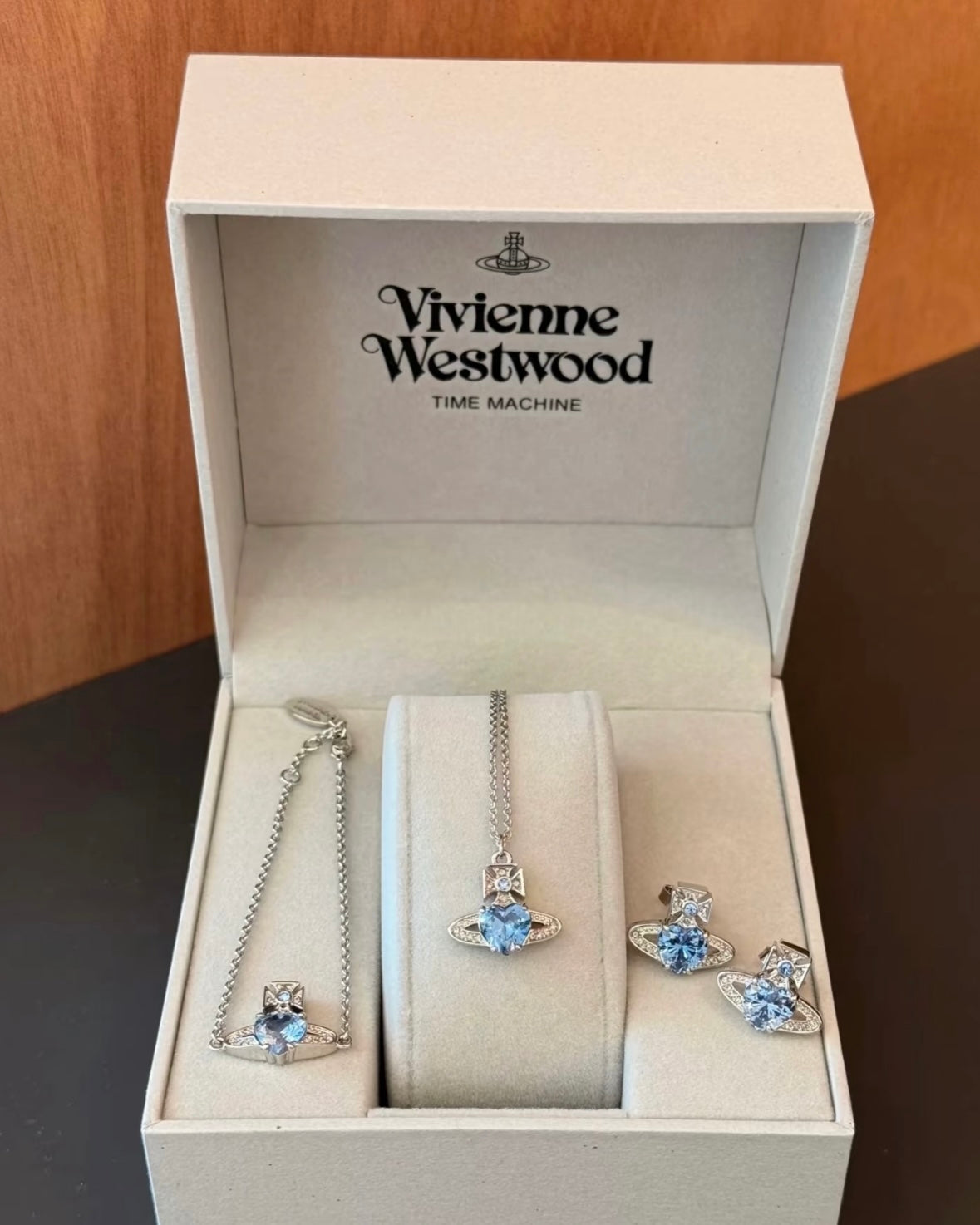 Vivienne Westwood Ariella 閃鑽愛心最新天空藍［超限量現貨發售中!］