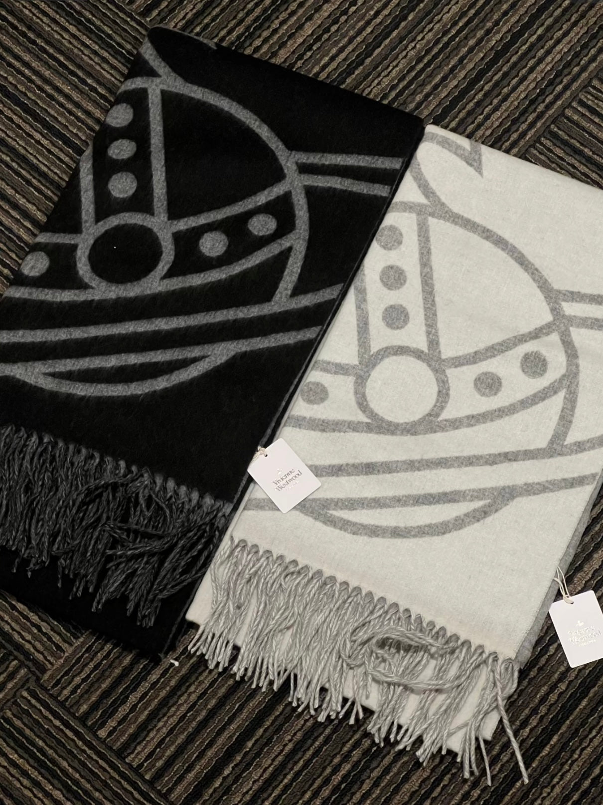 Vivienne Westwood Reversible ORB Logo Scarf 大尺寸雙面頸巾 (100%羊毛) [日本限定! 已停產最後現貨]