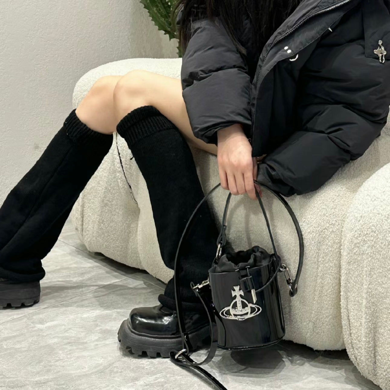 Vivienne Westwood Daisy Small Drawstring Bucket Bag 黑色漆皮