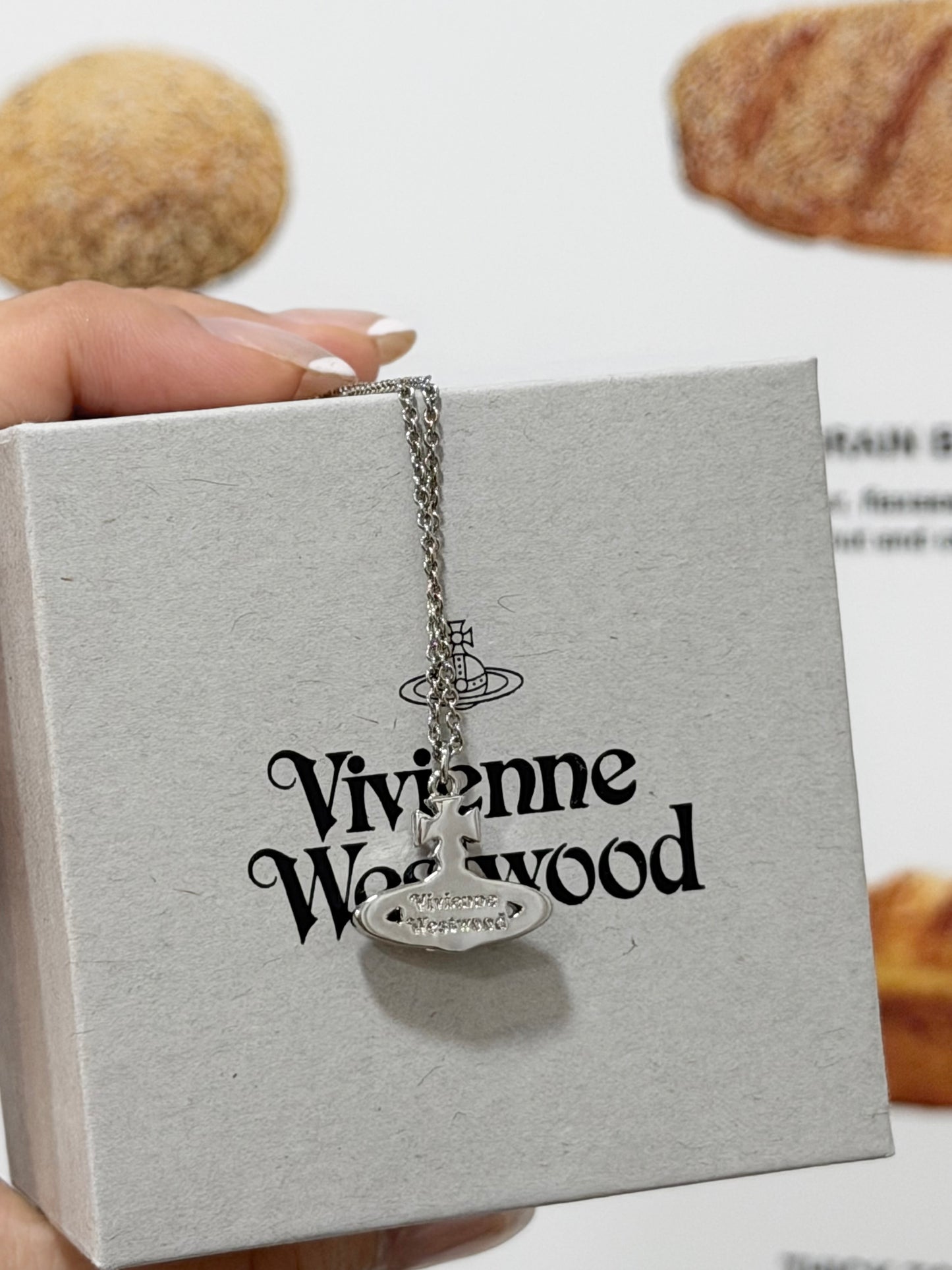 Vivienne Westwood Pina Small Bas Relief Pendant Necklace [最新上架性價比超高]