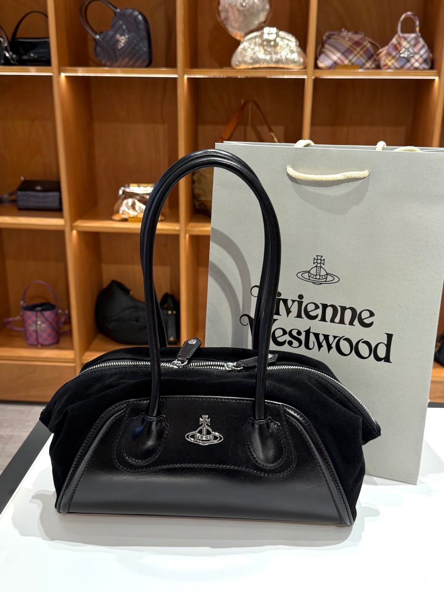 Vivienne Westwood Shirley Small Holdall Bag 最新上架法棍袋 [黑色猄皮限量現貨 年末大折扣中! 容量超大!]