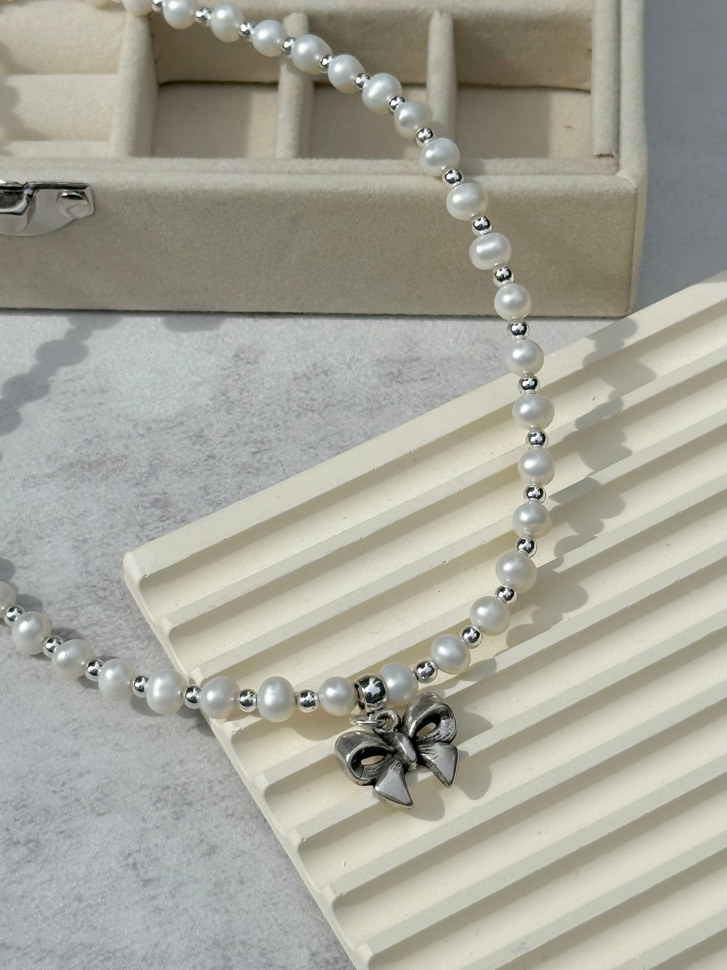 Otro Accesorio X Morningirls 首度聯乘自家製頸鏈 - Mini Bow Pearl Choker