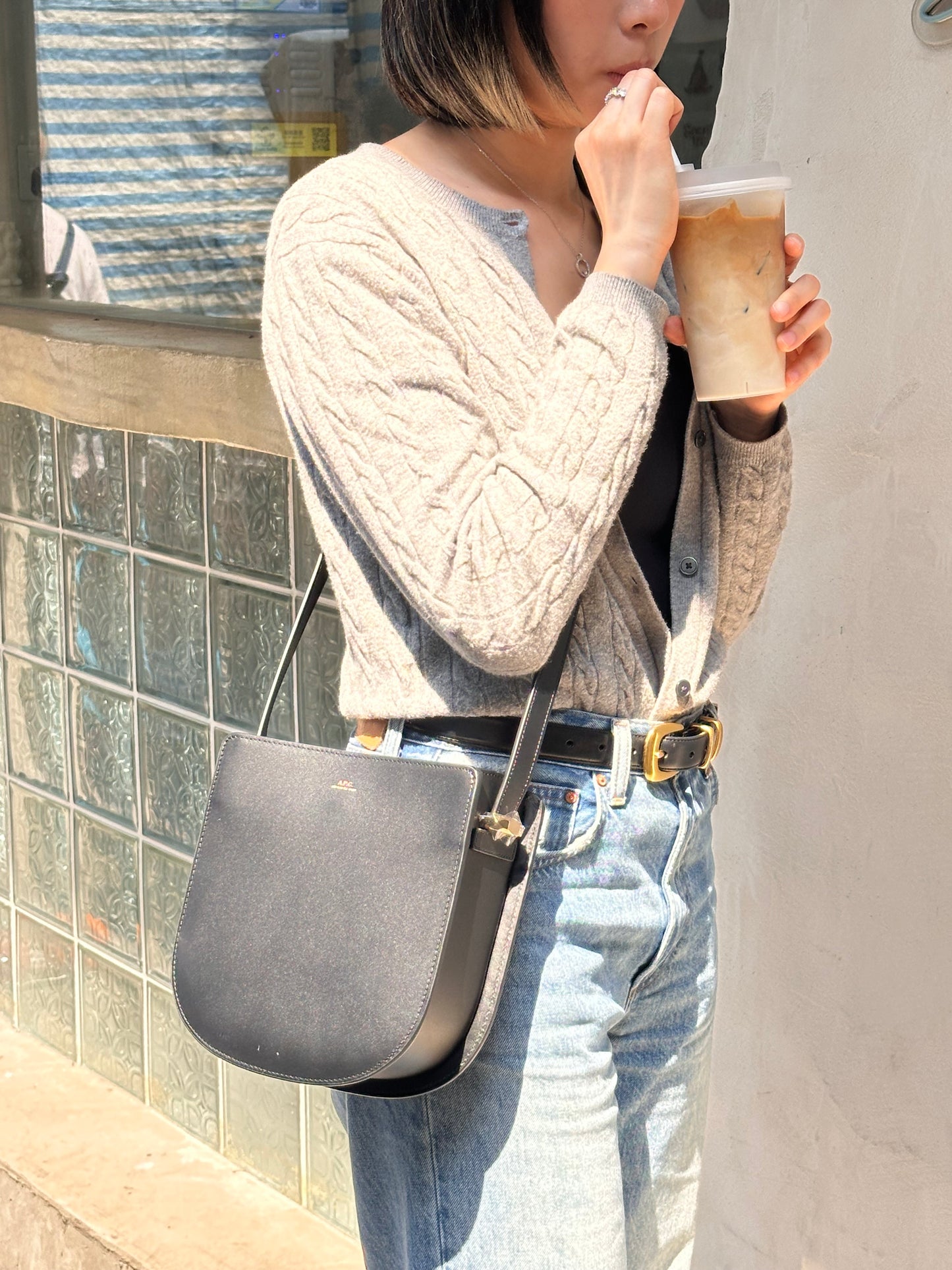 A.P.C. Geneve Shoulder Bag 黑色牛皮 磁石開合［最新上架! 限量現貨優惠中］