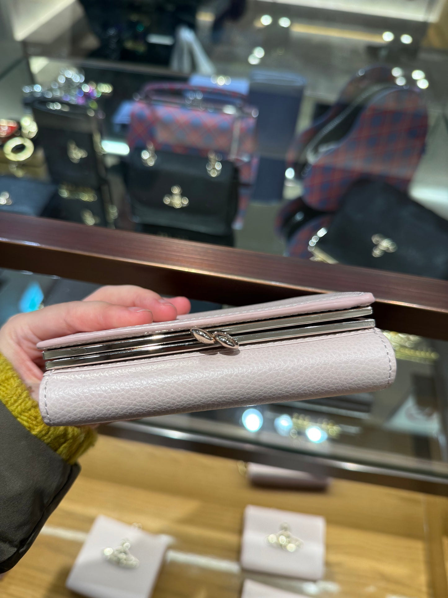 Vivienne Westwood 日本限定2025最新軟身荔枝皮 口金多層大銀包 [外置口金雙層coins bag+多卡位+雙層紙幣位] [專櫃已加價! 最後小量舊價現貨!]