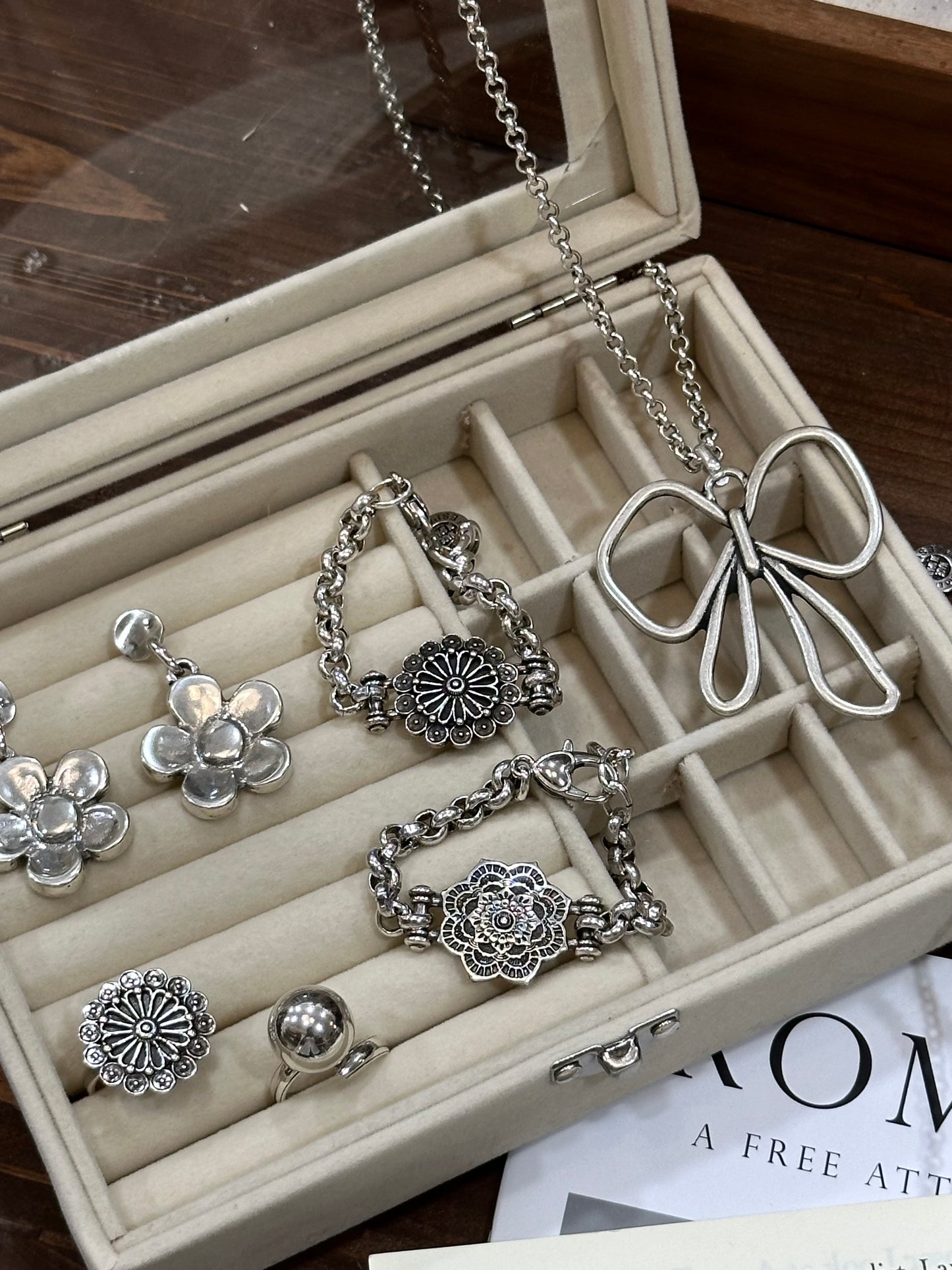 Otro Accesorio 西班牙手工飾物 - Flat Big Bow Necklace