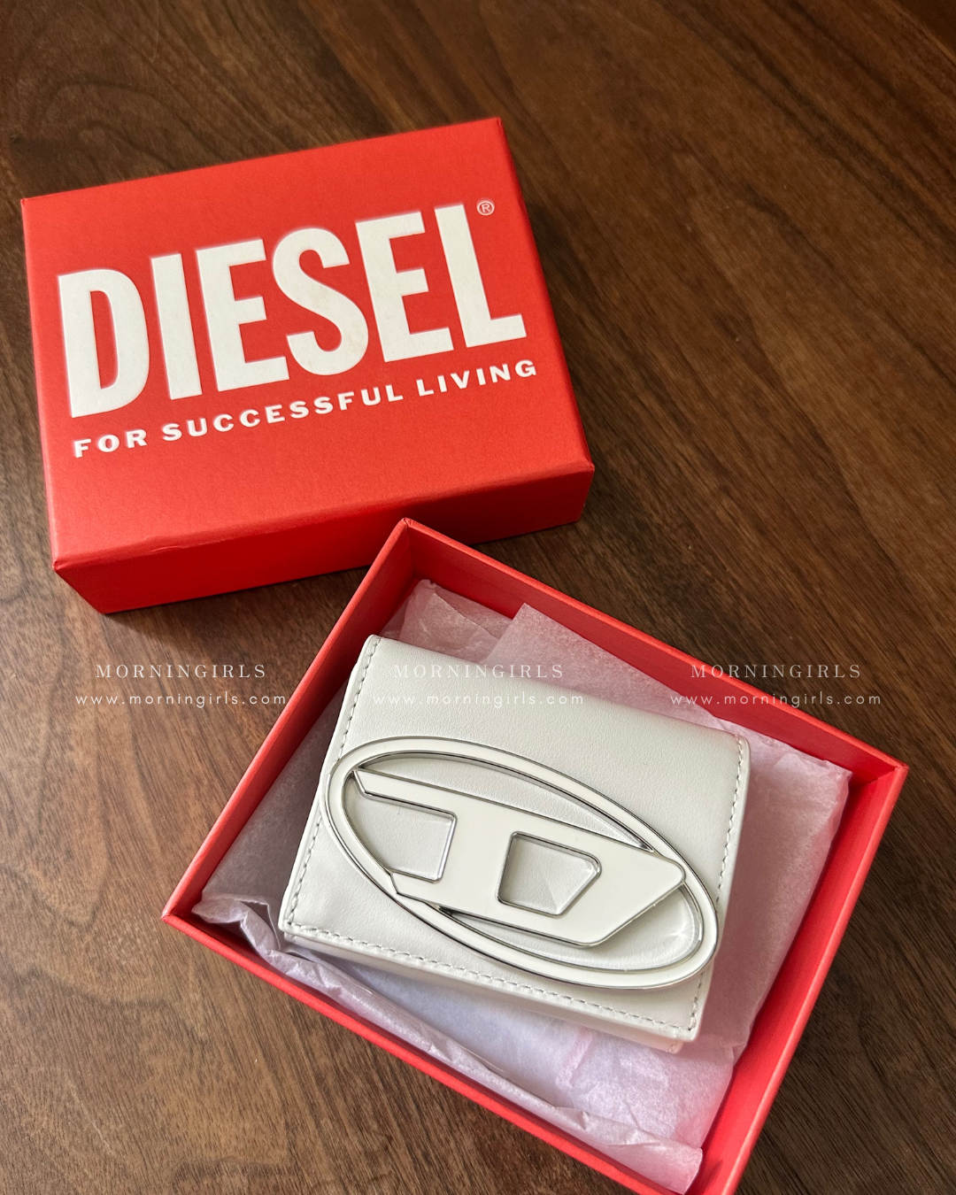 Diesel Trifold Wallet 三摺掌心小銀包 [小尺寸大LOGO! 多間隔零錢紙幣5卡位 白色優惠現貨中!]