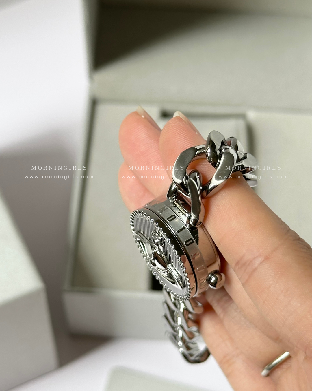 Vivienne Westwood Orb Button Watch 滑蓋手錶 [古巴鏈Vintage復古感 歐洲全斷貨最後一批12月中到]