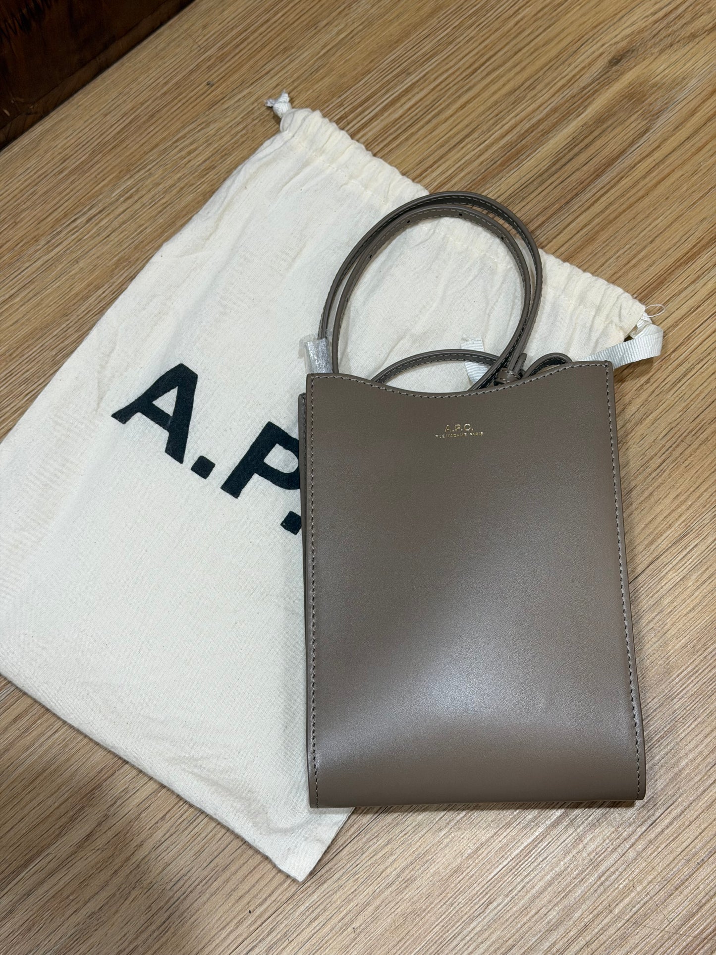 A.P.C. Jamie Neck Pouch 電話包