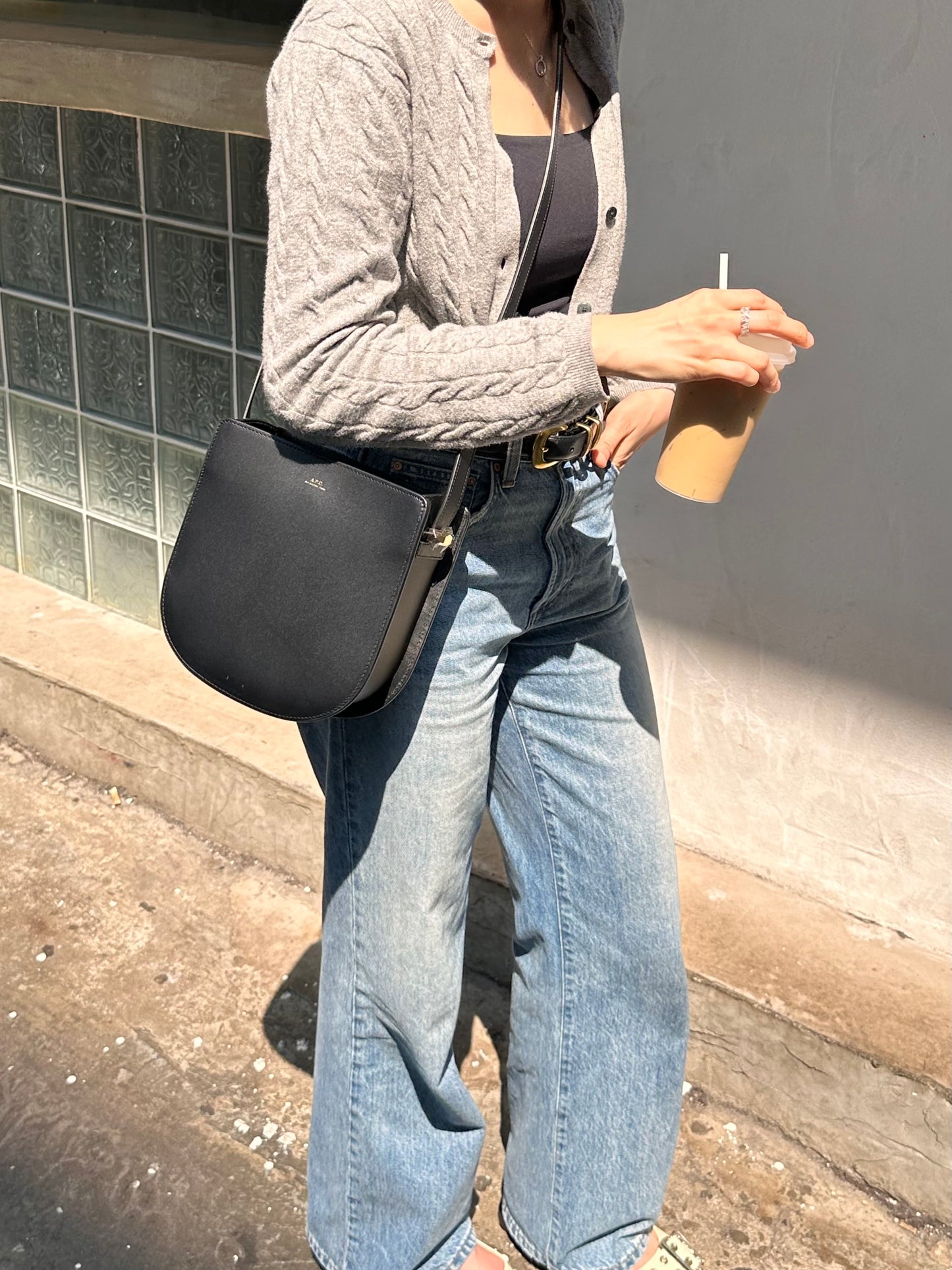 A.P.C. Geneve Shoulder Bag 黑色牛皮 磁石開合［最新上架! 限量現貨優惠中］