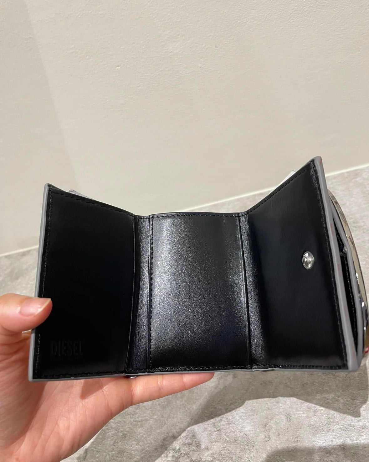 Diesel Trifold Wallet 三摺掌心小銀包 [小尺寸大LOGO! 多間隔零錢紙幣5卡位 白色優惠現貨中!]