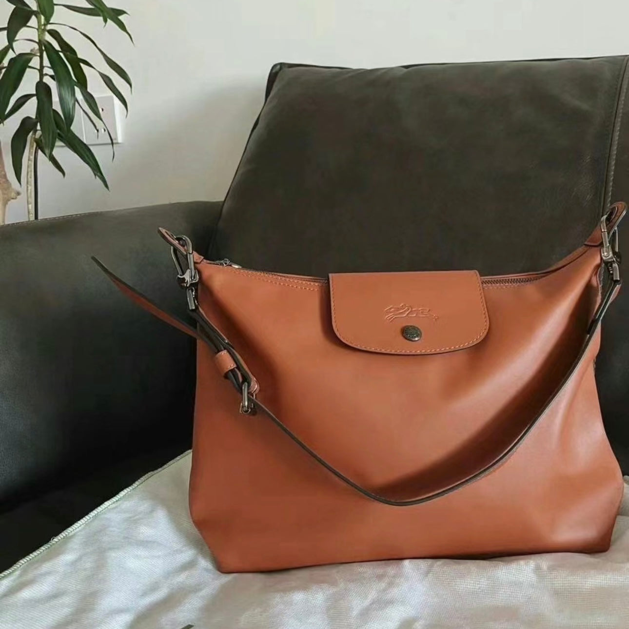 LONGCHAMP Le Pliage Xtra M Hobo Bag 超熱賣真皮系列［超人氣黑色大象灰限量現貨優惠中 完售即止!］