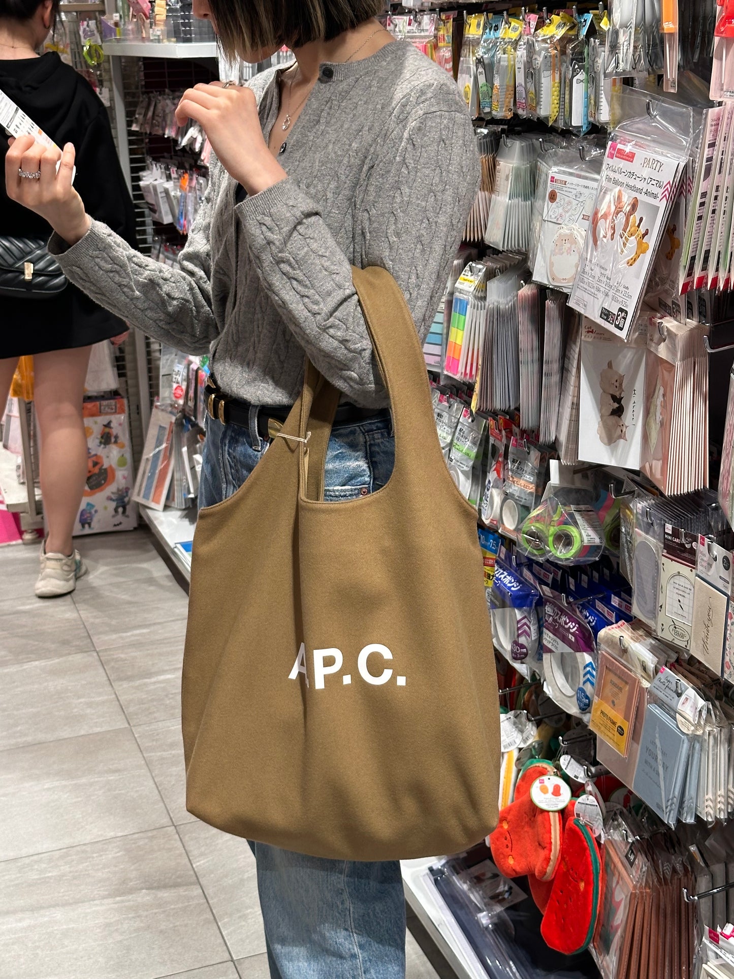 A.P.C. Ninon Tote Bag [REGULAR] ［最新上架! 超特別限定卡其色猄布!］