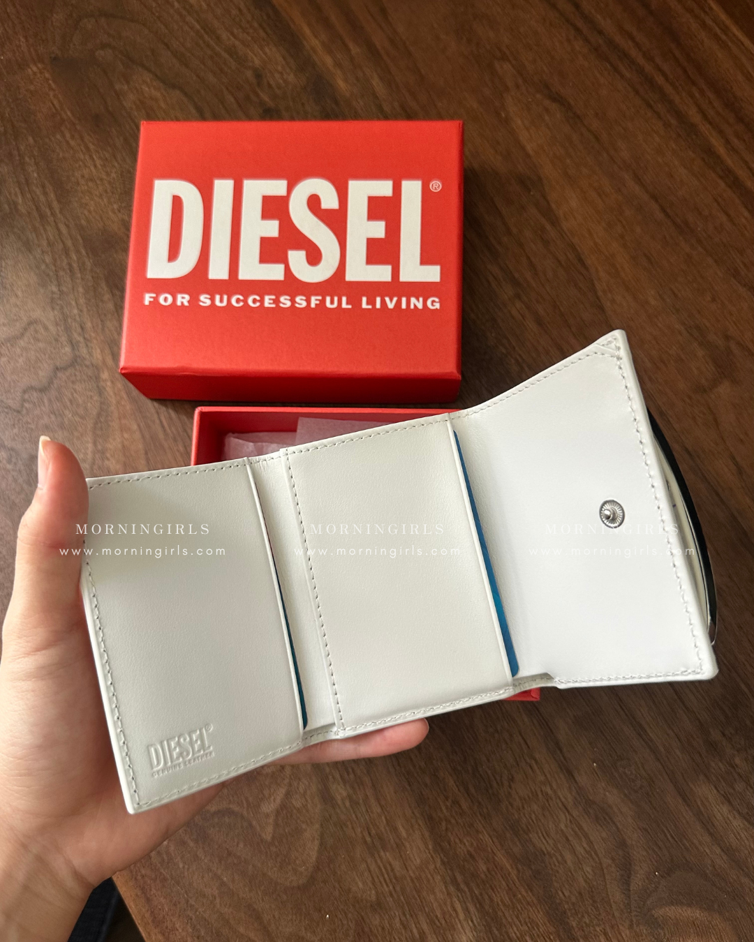 Diesel Trifold Wallet 三摺掌心小銀包 [小尺寸大LOGO! 多間隔零錢紙幣5卡位 白色優惠現貨中!]