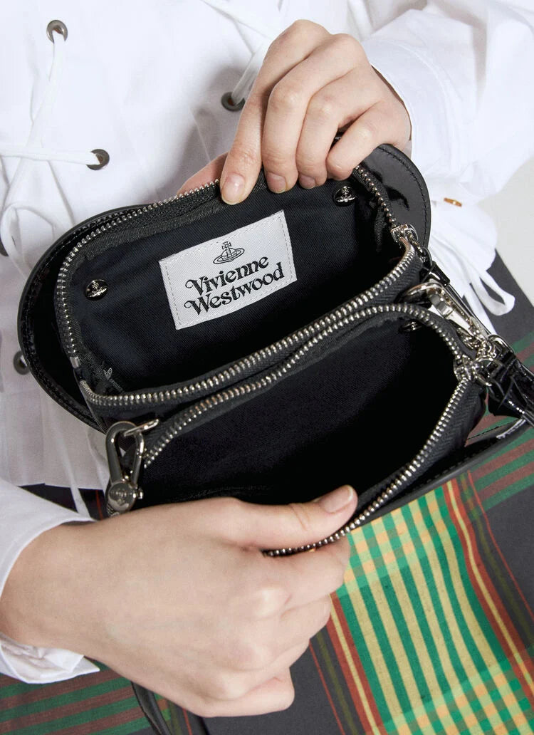 Vivienne Westwood Louise Vegan Leather Crossbody Bag 心心袋 漆皮黑［2025最新限量現貨大折扣中!］
