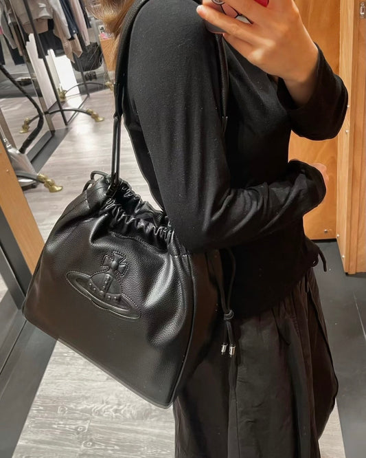 Vivienne Westwood Hilary Bucket Bag 啞黑大土星壓紋荔枝皮 [2026最新款]