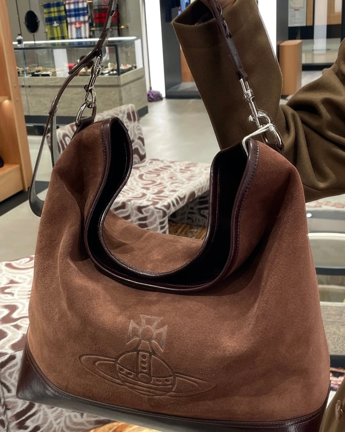 Vivienne Westwood Nancy Hobo Bag 秋冬必備猄皮 [最新上架深啡限量優惠現貨中! 超大容量流浪袋!]