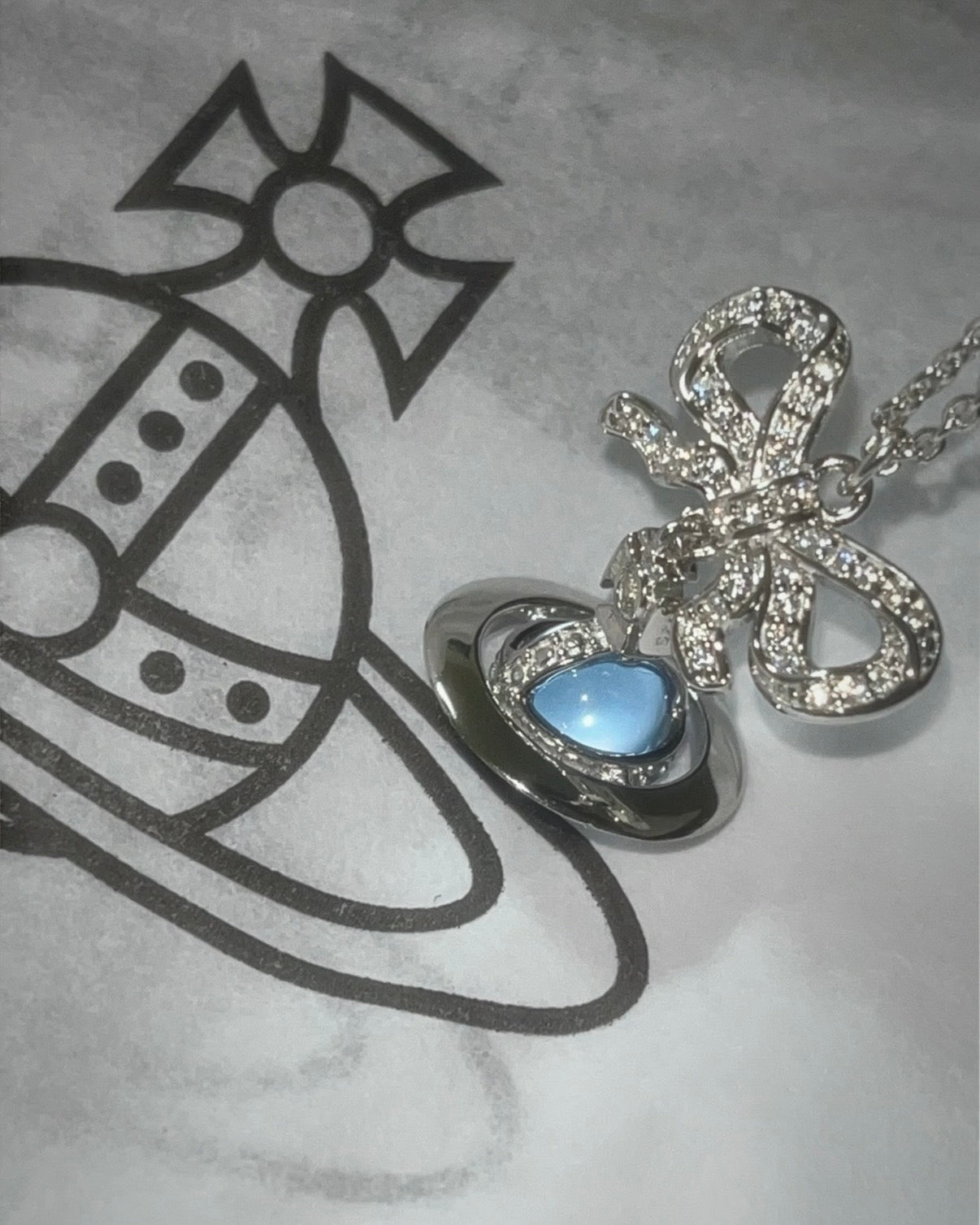 Vivienne Westwood Octavie Pendant Necklace 蝴蝶結星球 100%純銀最熱賣 [冰川藍震撼回歸! IVE直井怜同款]