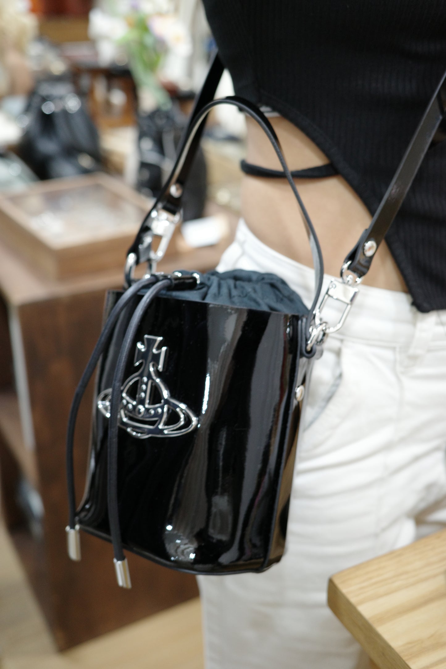 Vivienne Westwood Daisy Small Drawstring Bucket Bag 黑色漆皮