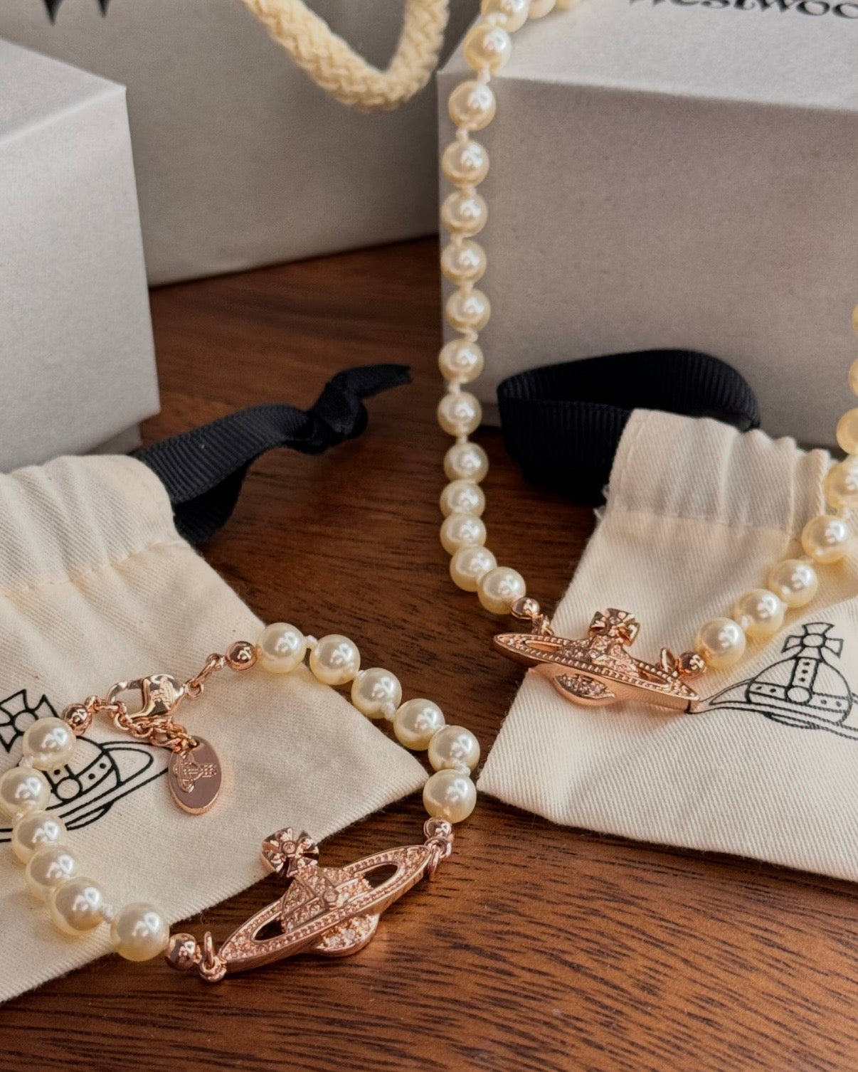 Vivienne Westwood Mini Bas Relief Pearl Bracelet［超顯白珍珠手鏈］
