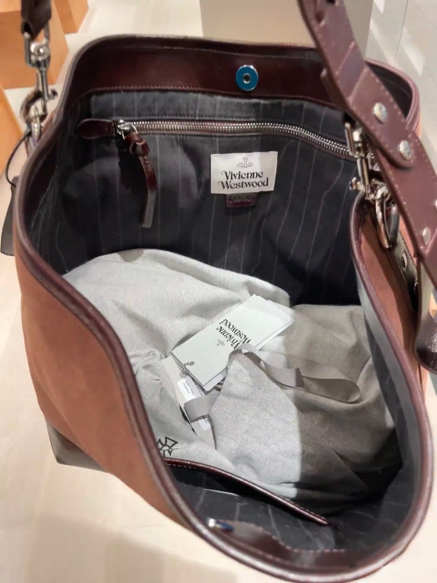 Vivienne Westwood Nancy Hobo Bag 秋冬必備猄皮 [最新上架深啡限量優惠現貨中! 超大容量流浪袋!]