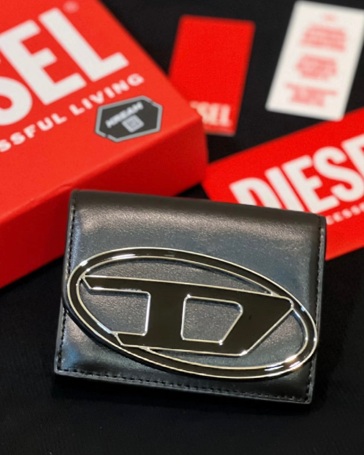 Diesel Trifold Wallet 三摺掌心小銀包 [小尺寸大LOGO! 多間隔零錢紙幣5卡位 白色優惠現貨中!]