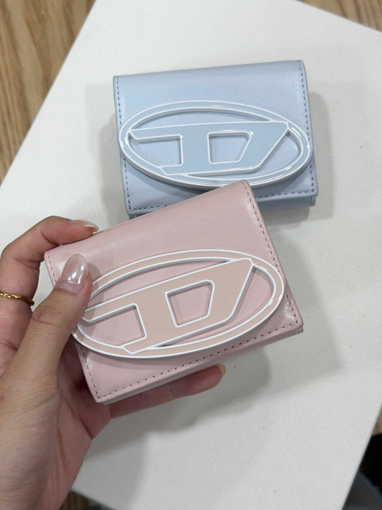 Diesel Trifold Wallet 三摺掌心小銀包 [小尺寸大LOGO! 多間隔零錢紙幣5卡位 最新牛仔藍優惠現貨中!]